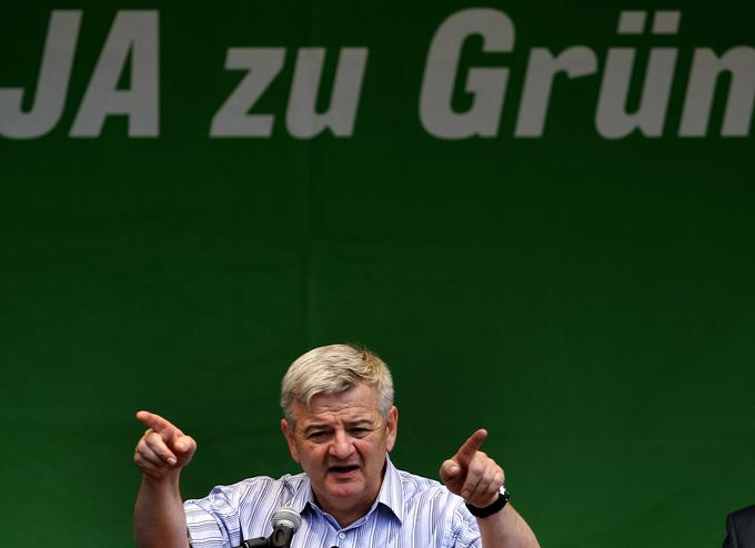 Pred leti je bil glavni obraz stranke Joschka Fischer. Ta je leta 1975 postal pripadnik radikalne levičarske organizacije in sodeloval v pouličnih pretepih s policisti. Preden je leta 1983 postal poslanec v bundestagu, se je preživljal tudi kot taksist. V času rdeče-zelene koalicije (1998-2005) je bil zunanji minister. Zdaj služi denar kot lobistih nemških energetskih koncernov. | Foto: Reuters