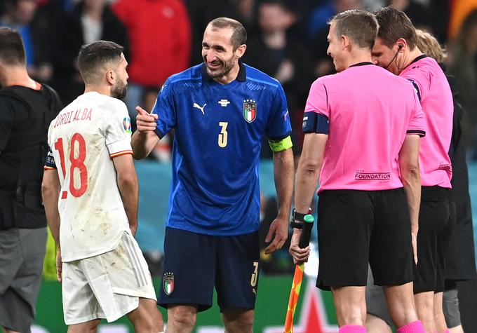 Giorginio Chiellini je bil v trenutkih, ko so si navijači Italije grizli nohte, neverjetno sproščen. | Foto: Reuters