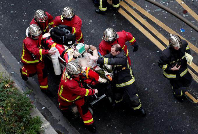 Na terenu je okoli 200 gasilcev, ki so pogasili ogenj in iz poslopja rešili več ljudi. Zdravstveno osebje je medtem na ulici oskrbelo poškodovane. | Foto: Reuters