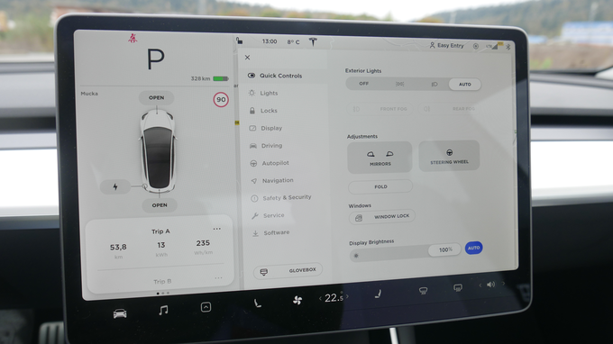 Velik zaslon je le obrat vrhunskega operacijskega sistema pod kožo tega avtomobila, ki deluje odlično, kar velja tudi za odzivnost zaslona. To je področje, kjer je tesla najbolj izrazito boljša od preostalih tradicionalnih proizvajalcev. | Foto: Gregor Pavšič