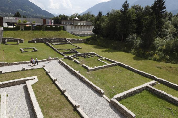 S pomočjo pisnih virov lahko okvirno rekonstruiramo čas in smeri slovanskih selitev na območju današnje Slovenije in v njeni soseščini. Iz zgodovinskih virov tako na primer vemo, da so slovanski predniki Slovencev leta 610 prodrli vse do današnje Vzhodne Tirolske, kjer so se v bližini antičnega mesta Agunt (na fotografiji so njegove razvaline) spopadli z Bavarci. Že prej, na prelomu 6. in 7. stoletja, pa so Slovani že vdirali v Istro. | Foto: Guliverimage/Vladimir Fedorenko