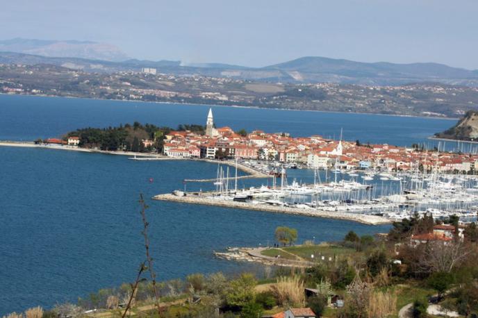 Izola | Poševne fotografije, kot je tale panorama Izole, so v bolj obljudenih slovenskih fotografskih skupinah na Facebooku zelo pogosto jabolko spora. Zaradi fotogeničnosti se na tovrstnih fotografijah sicer res zelo pogosto pojavlja prav mesto Izola. | Foto Wikimedia Commons (CC 2.0) / Bryan Pocius