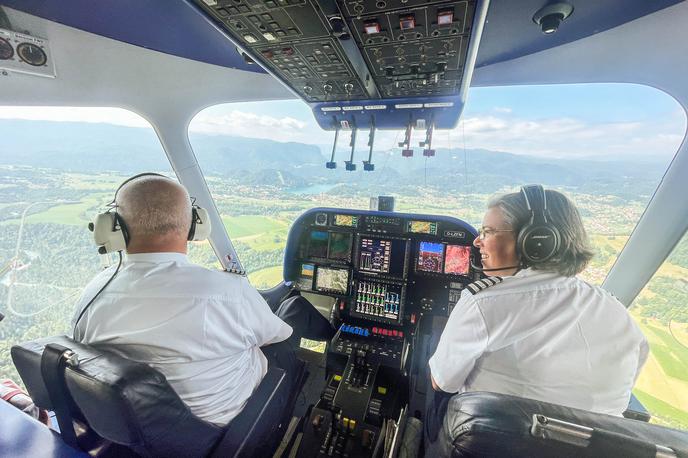 Cepelin goodyear blimp | Pilotska kabina je na las podobna tisti, z običajnih letal. Veliko je zaslonov, še več stikal, in veliko znanja je potrebnega za pilotiranje cepelina. | Foto Gašper Pirman