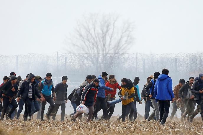 Migranti v Grčiji | Turčija je Grčijo obtožila, da je njena policija proti prebežnikom danes uporabila prave naboje. Pri tem naj bi bil ubit en človek. | Foto Reuters