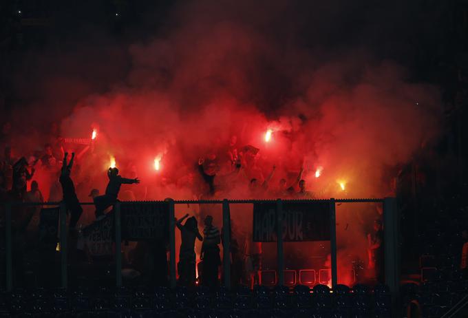 Zadetek Boharja je na tribunah Veltins Arene z navdušenjem pozdravilo ogromno navijačev Maribora. | Foto: Reuters