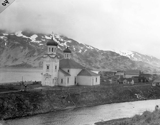 Rusi so š širjenjem imperija na Aljasko pripeljali tudi pravoslavno krščanstvo. Na fotografiji: ruska pravoslavna cerkev na Aleutih konec 19. stoletja. | Foto: Guliverimage