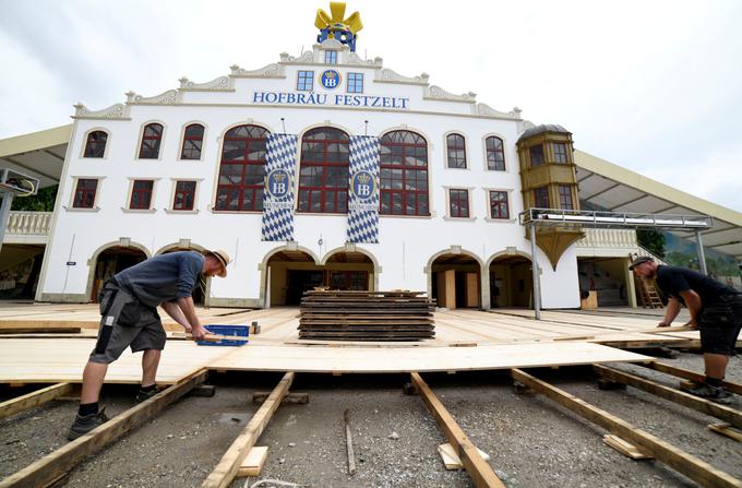 Postavljanje šotora pivovarne Hofbraü. Ta bo letos pivo prodajala po 11,40 evra za vrček, lani je bila njihova cena 10,90 evra. | Foto: Reuters