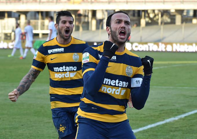 Hellas Verona je bila ustanovljena pred 114 leti. V serie B je osvojila drugo mesto in poskrbela, da se bo mesto Romea in Julije lahko po enoletnem premoru ponovno pohvalilo s posebnim derbijem. Verona bo imela v sezoni 2017/18 dva prvoligaša, Chievo, pri katerem igrata izkušena slovenskega reprezentanta Valter Birsa in Boštjan Cesar, ter Verono, ki prisega na rumeno-modro barvo in se lahko za razliko od letečih osličkov pohvali z naslovom italijanskega prvaka. Verona je osvojila Scudetto leta 1985. Oba domujeta na štadionu Marc'Antonio Bentegodi. Trener je Fabio Pecchia, nekdanja desna roka Beniteza pri Realu in Newcastlu. | Foto: Guliverimage/Getty Images