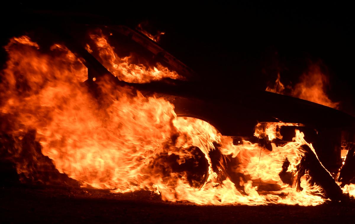 avto ogenj | 25-letnik je zanetil tri požare.  | Foto Reuters