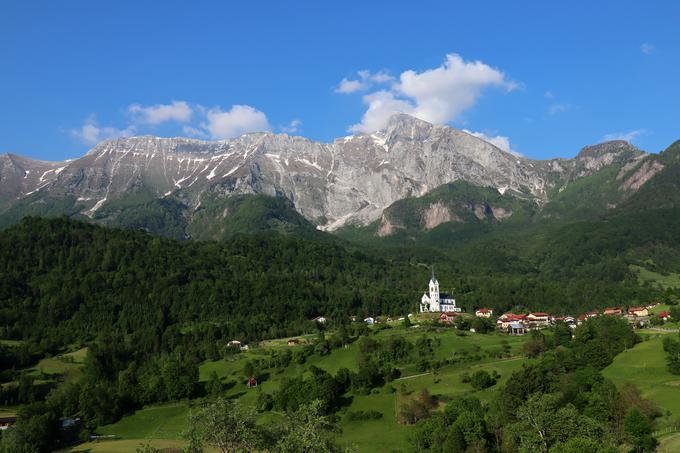 Vas Drežnica in nad njo mogočni Krn. | Foto: Matej Podgoršek