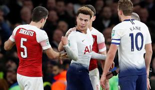 Tottenham preskočil Arsenal, v Dele Allija priletela plastenka #video