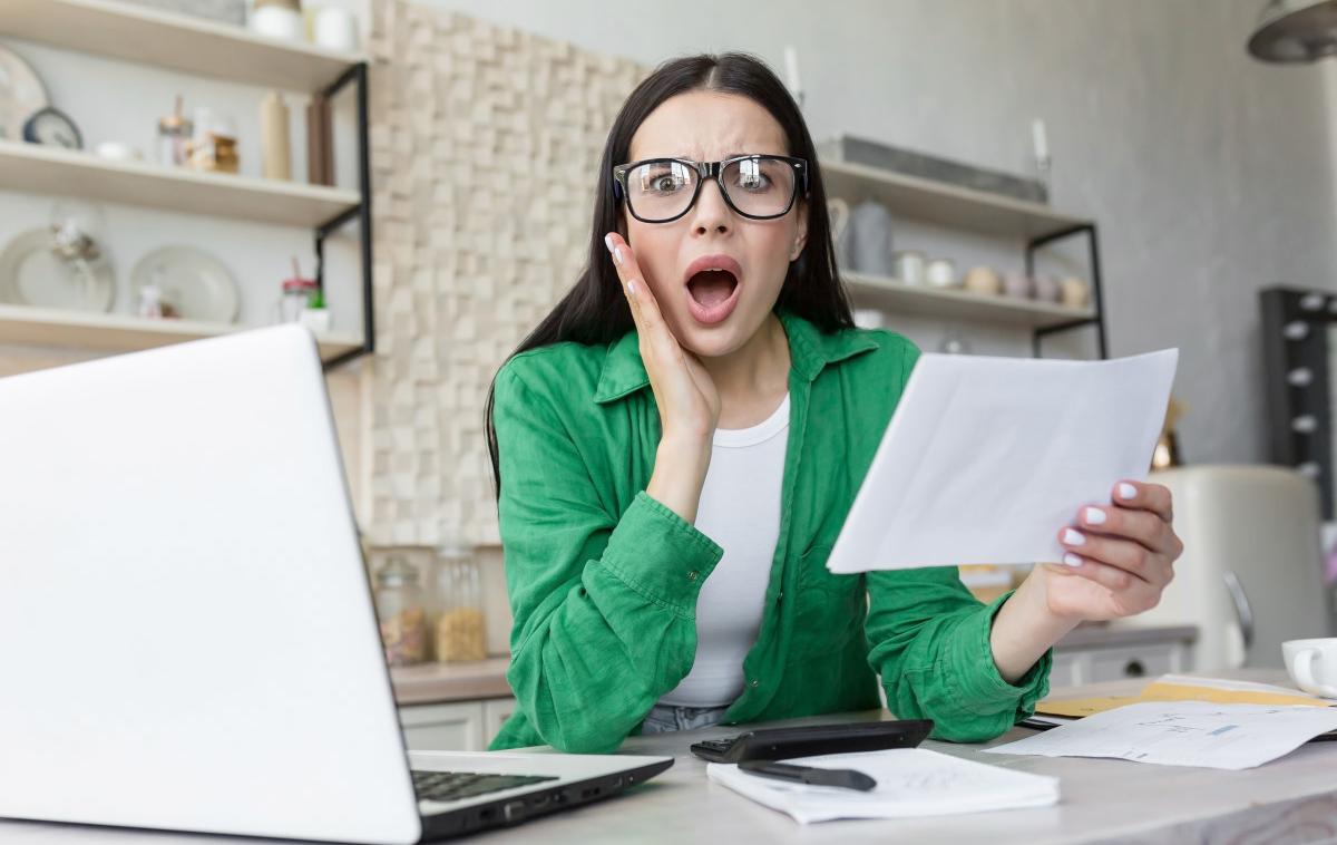 portrait-of-a-shocked-woman-at-home-received-bad-2023-11-27-05-31-02-utc_1200x800 | Foto A1 Slovenija