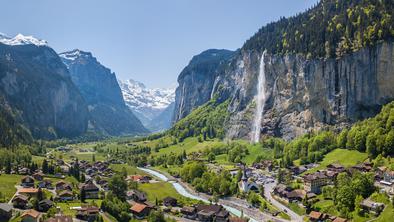 O uvedbi dnevne vstopnine razmišljajo tudi v švicarski vasici Lauterbrunnen