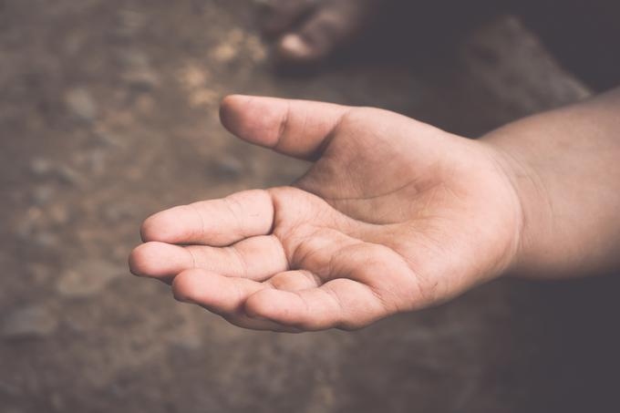 Izredno pomoč lahko socialno ogroženi dobijo poleg redne pomoči za izredne življenjske stroške (vedno morajo povedati točen namen). Samska oseba lahko dobi največ 877 evrov letno, kar je trikratnik mesečne pomoči za samsko osebo. | Foto: Thinkstock