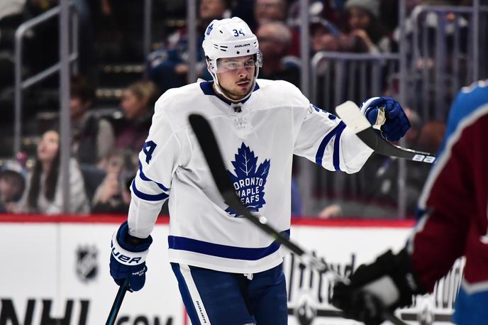 Auston Matthews | Auston Matthews je zaznamoval dvoboj v Denverju z atraktivno podajo. | Foto Reuters