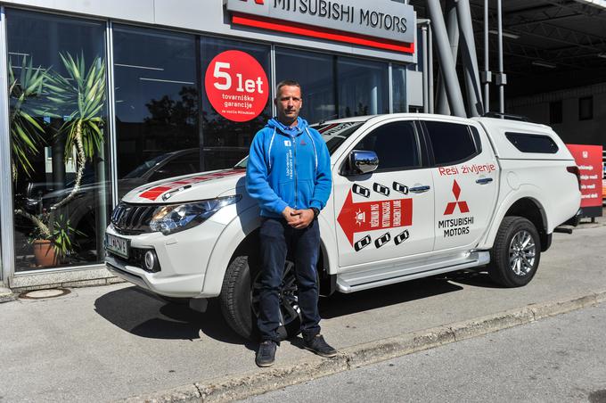 Anže bo ljudi po novem na cesti ozaveščal s pomočjo polepljenega poltovornjaka L200, ki ga je od podjetja AC-Mobil dobil v uporabo za eno leto. | Foto: Gašper Pirman