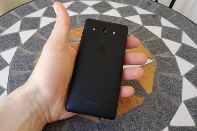 Takole je Sony Xperia XZ2 Compact videti s hrbtne strani. Dobro se vidi, da je ta nekoliko izbočena in med držanjem telefona v dlani nudi dodatno oporo, da nam naprava ne bi slučajno zdrsnila iz nje.  | Foto: Matic Tomšič