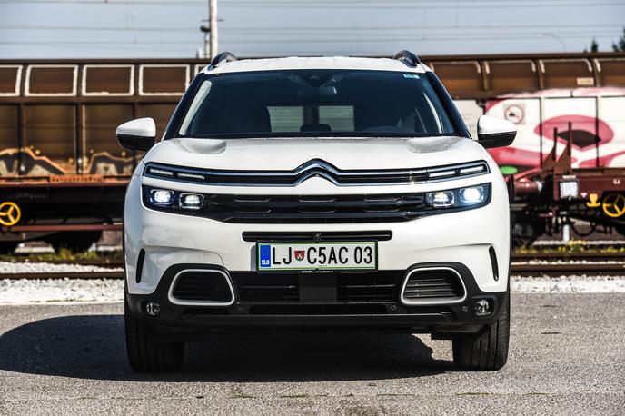 Citroen C5 aircross | Značilni strešici, ki sta povezani s svetlima letvama, pri vseh citroënih grizeta v pokrov motorja. | Foto Gašper Pirman