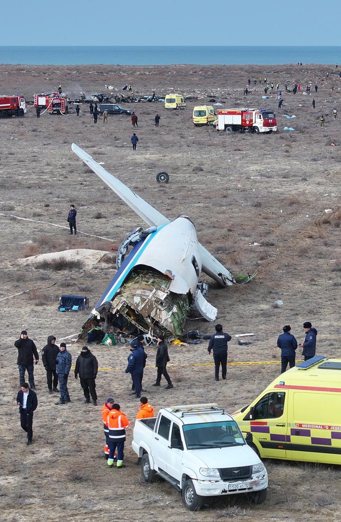 Letalo Embraer 190 azerbajdžanske družbe Azerbaijan Airlines je v sredo vzletelo iz Bakuja in poletelo proti mestu Grozni. Zaradi slabih vremenskih razmer ni moglo pristati v Groznem, zato so ga preusmerili na drugo letališče. Letalo je prečkalo Kaspijsko morje in nato krožilo nad območjem, kjer je na koncu strmoglavilo blizu mesta Aktau na zahodu Kazahstana. Umrlo je 38 od skupno 67 ljudi na krovu letala. | Foto: Reuters