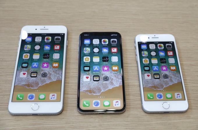 Od leve proti desni: iPhone 8 Plus, iPhone X in iPhone 8 | Foto: Reuters