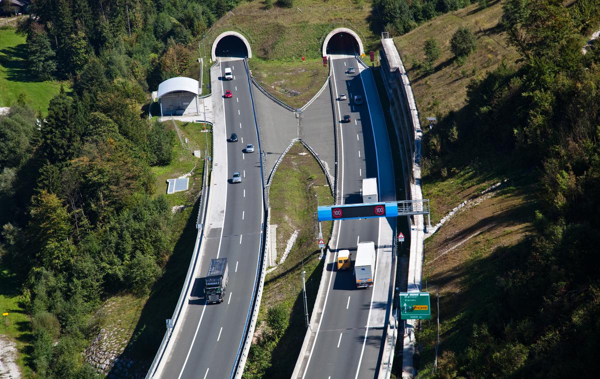 Trojane | Zaradi nesreče že nastaja zastoj pred predorom v smeri Ljubljane.  | Foto DARS