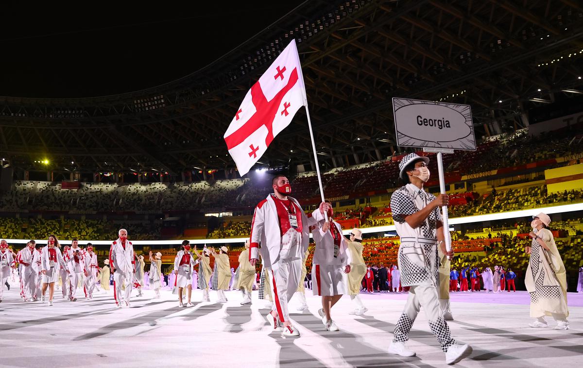 Nino Salukvadze | Gruzijska strelka nastopa na devetih olimpijskih igrah, na letošnjem odprtju ji je pripadla čast zastavonoše. | Foto Reuters