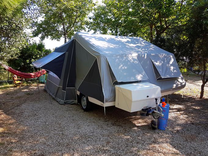 Poleg Camp-leta je v Sloveniji mogoče dobiti tudi šotorske prikolice proizvajalca Raclet in Comanche. V Evropi pa obstajajo tudi številni manufakturni proizvajalci, ki znajo narediti zares razkošne šotorske prikolice s ceno prek 10 tisoč evrov in razkošjem, ki se ga ne bi sramoval niti pokojni libijski državniški posebnež Gadafi, ki je imel svoj protokolarni šotor.  | Foto: Klemen Korenjak