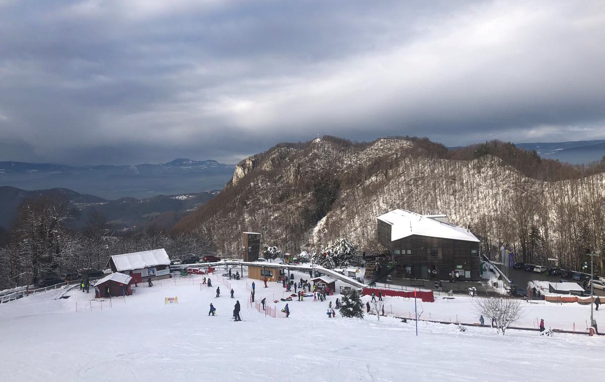 Celjska koča 6 - Foto MOC | Hotel lahko v namestitvene zmogljivosti sprejme nekaj več kot 70 gostov, še več prostora je v gostinskem notranjem in zunanjem obratu. Točna mesečna najemnina ni znana, so pa v prejšnjem razpisu omenjali 4.150 evrov mesečno.