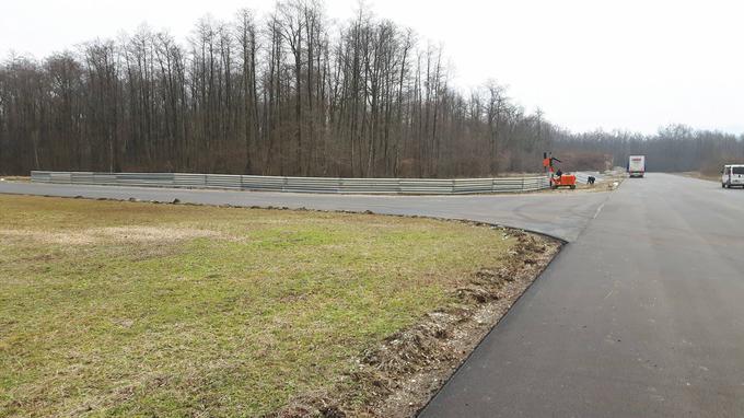 Nove ograje bodo po varnostnih standardih tako avtomobilske kot tudi motociklistične zveze. | Foto: Andrej Franko