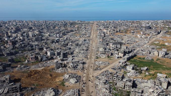 Pogled z dronom prikazuje hiše in zgradbe v ruševinah po prekinitvi ognja med Izraelom in Hamasom na severnem območju Gaze. | Foto: Reuters