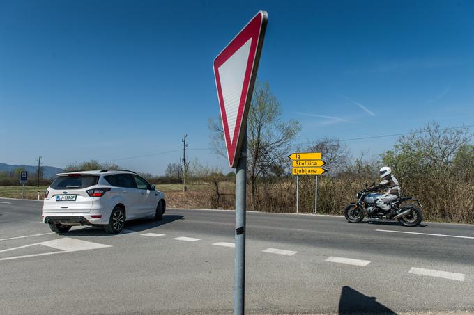 Že širina svinčnika v iztegnjeni roki lahko popolnoma zakrije ozko silhueto motorista, oddaljenega 30 metrov, zato se morajo vozniki vedno prepričati o prosti poti, motorist pa mora prilagoditi hitrost. Voznik bo izsilil prednost nehote, če bo motorist prehiter, ker ga bo preprosto spregledal.  | Foto: Klemen Korenjak