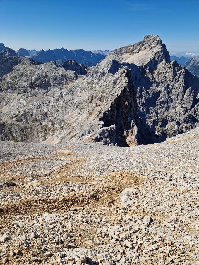 Strm in dokaj drseč vzpon po melišču proti Rdeči škrbini. Desno v ozadju je Razor. | Foto: Matej Podgoršek