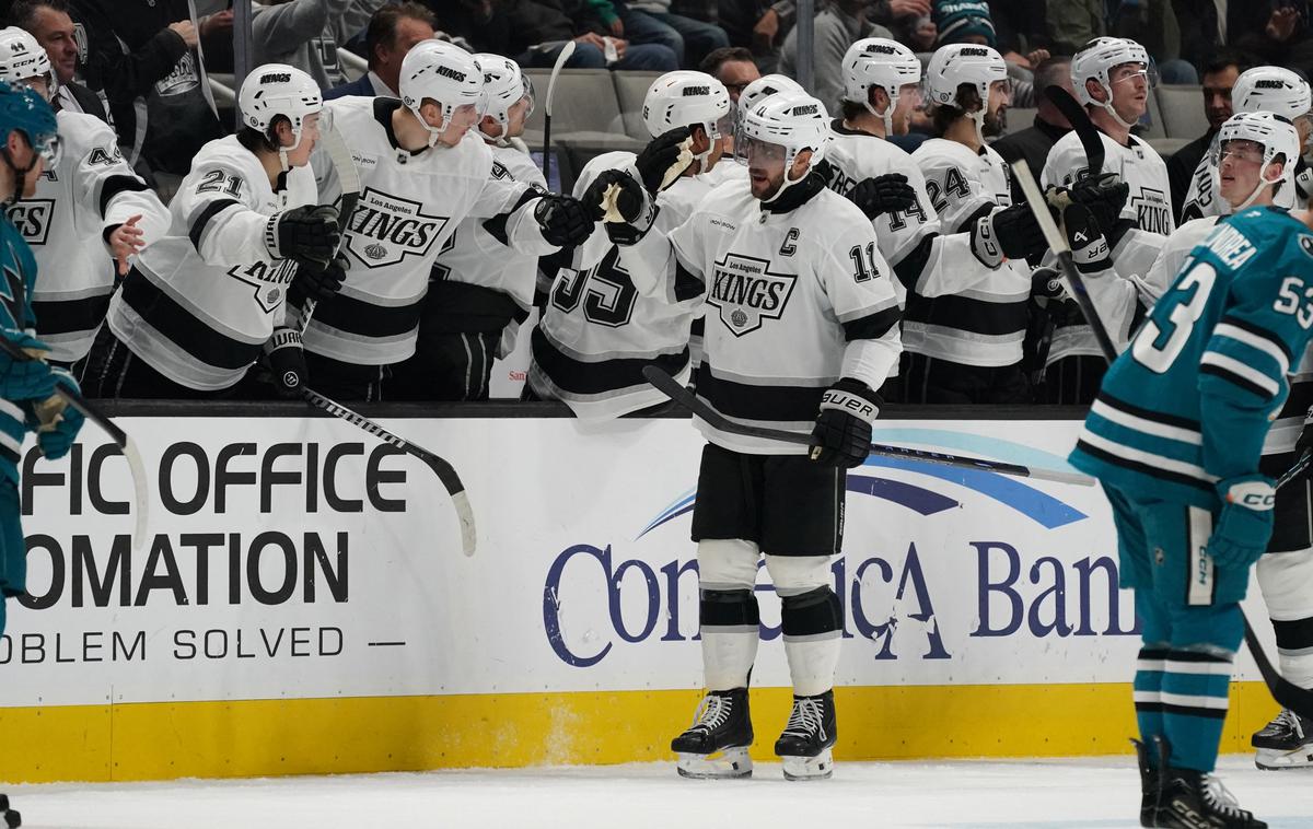 Anže Kopitar Los Angeles Kings | Anže Kopitar se je vpisal med strelce, a je s soigralci doživel visok poraz. | Foto Reuters