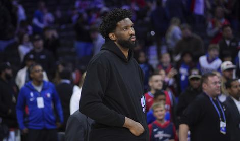 Joel Embiid zaradi incidenta z novinarjem začasno izključen