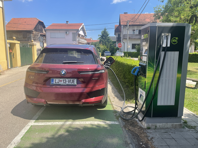 Polnjenje avtomobila blizu Zagreba, kamor smo se iz Ljubljane pripeljali s slabimi 70 odstotki baterije.  | Foto: Gregor Pavšič