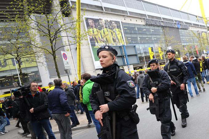 Pred štadionom Signal Iduna Park ni manjkalo policistov. | Foto: Reuters