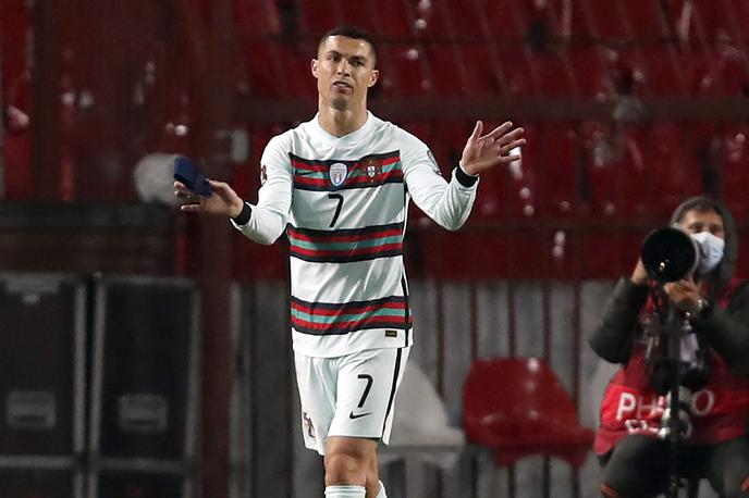 Cristiano Ronaldo | Z nakupom kapetanskega traku, ki ga je prejšnjo soboto na stadionu Rajko Mitić v Beogradu v jezi odvrgel Cristiano Ronaldo, lahko pomagate pri zdravljenju bolnega dečka iz Kragujevca.  | Foto Guliverimage