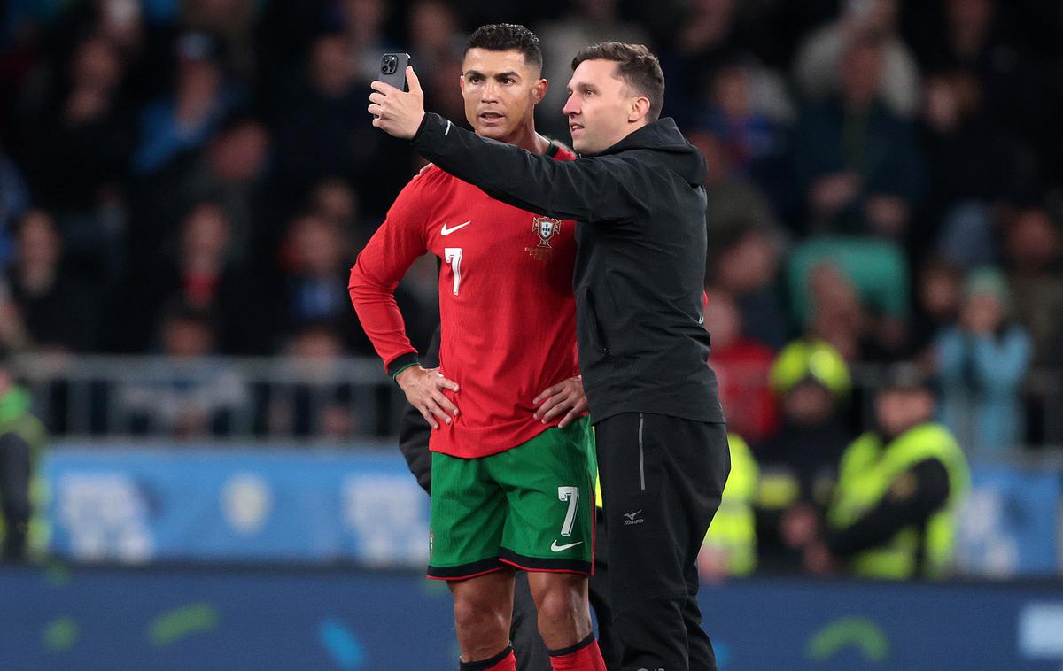 Cristiano Ronaldo Portugalska Stožice | Slovenski navijač in oboževalec Cristana Ronalda je na svoj selfi s portugalskim nogometašem čakal dvajset let. | Foto www.alesfevzer.com