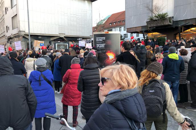 Protest | Redarji so o moškem obvestili policijo, ta je moškega obravnavala, pravijo organizatorji petkovega protesta. | Foto Lea Majcen