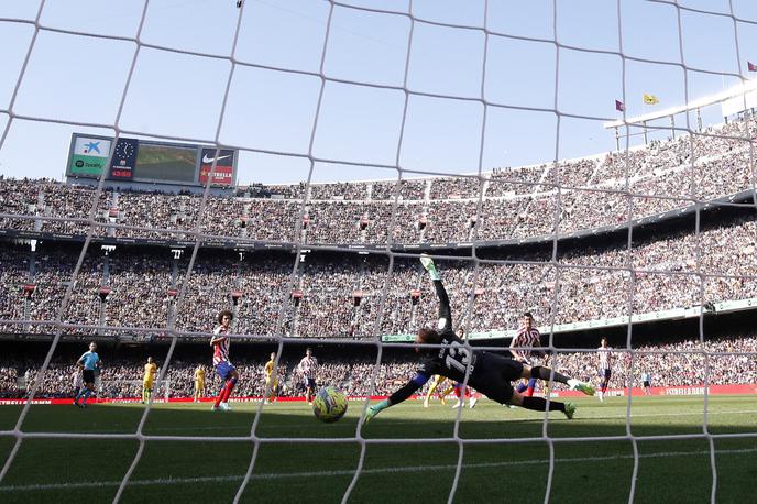 Jan Oblak Atletico Madrid | Jan Oblak je moral na gostovanju pri vodilni Barceloni enkrat po žogo v svoj gol, v 44. minuti ga je premagal Ferran Torres. | Foto Guliverimage