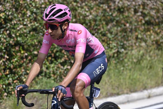 Egan Bernal ostaja v rožnati majici vodilnega. | Foto: Guliverimage/Vladimir Fedorenko