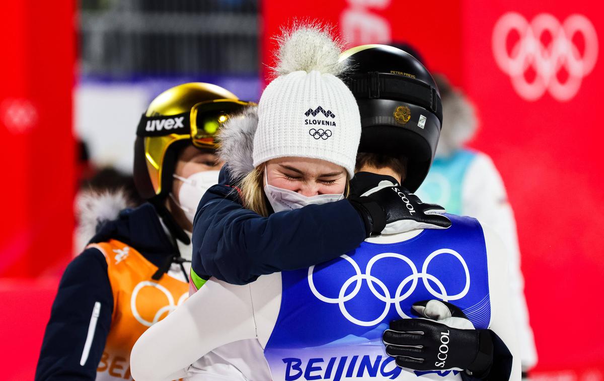 NIka Križnar Peter Prevc | Slovenski kvartet se veseli naslova olimpijskih prvakov na mešani ekipni tekmi. | Foto Guliverimage