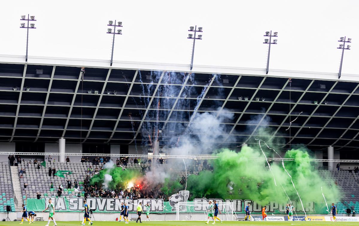 Olimpija Celje | ''Na Slovenskem smo mi gospodar,'' so po osvojitvi dvojne krone na zadnji tekmi sezone s Celjem ponosno izpostavili navijači Olimpije. Že čez slaba dva meseca bodo svoje ljubljence spremljali na delu v Evropi. | Foto Matic Klanšek Velej/Sportida