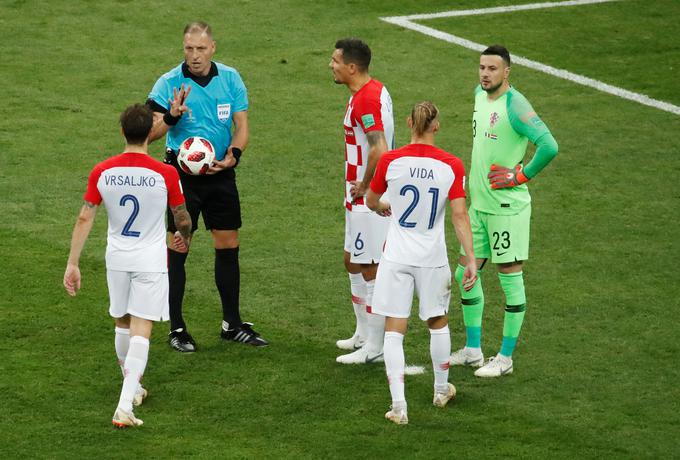 Dejan Lovren ni mogel verjeti, da je argentinski sodnik Nestor Pitana za igranje z roko v kazenskem prostoru pokazal na kazenski strel. | Foto: Reuters