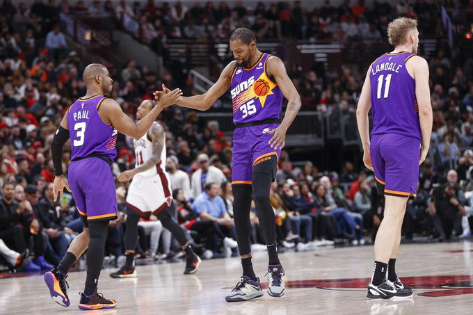 Kevin Durant je pomagal Phoenixu do visoke zmage nad Chicagom. V nedeljo bo gostoval v Dallasu. | Foto: Reuters