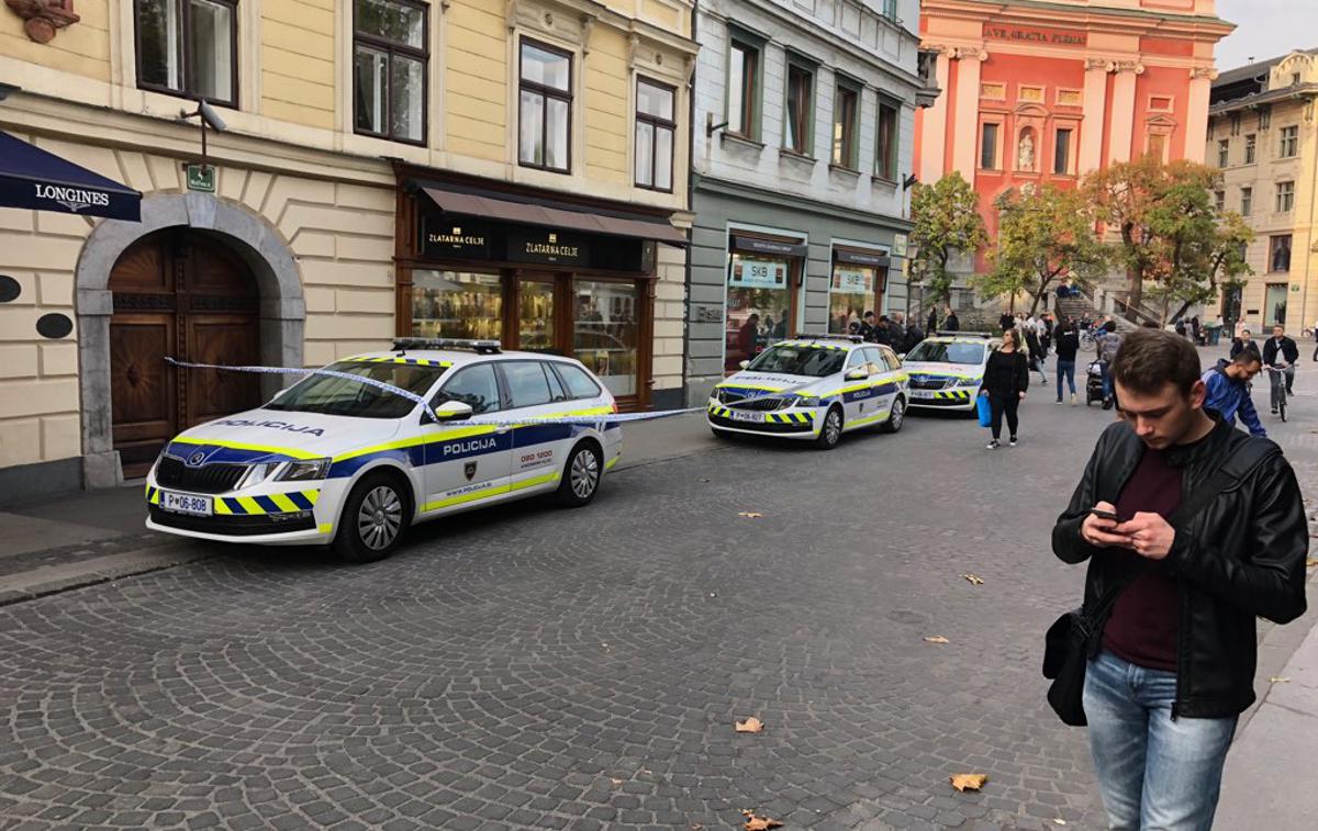 rop, Wolfova, Zlatarna Celje, Ljubljana | Dva roparja sta iz Zlatarne Celje  na Wolfovi odnesla nekaj denarja in nakita. Preiskave še potekajo.  | Foto Blaž Jarc