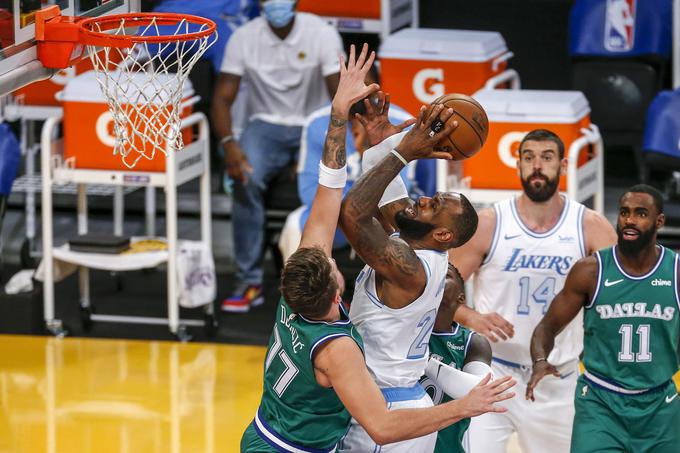 Obračun LeBrona Jamesa in Luke Dončića. | Foto: Guliverimage/Getty Images