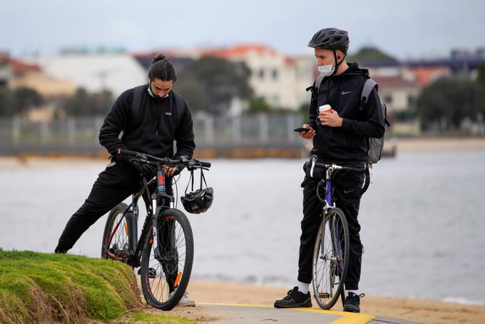 Od danes so na območju Melbourna spet dovoljena zbiranja na prostem, a največ petih oseb iz dveh različnih gospodinjstev. | Foto: Reuters