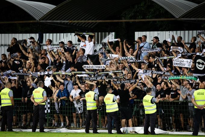 Nogometaše Sturma je v Fazaneriji bodrilo okrog 250 navijačev. Podobno naj bi bilo tudi v Gradcu, kjer naj bi se na tribunah, čeprav je Evropska nogometna zveza (Uefa) prepovedala vstop organiziranih gostujočih navijačev na stadion na kvalifikacijskih tekmah, zbrali tudi privrženci Mure. | Foto: Blaž Weindorfer/Sportida