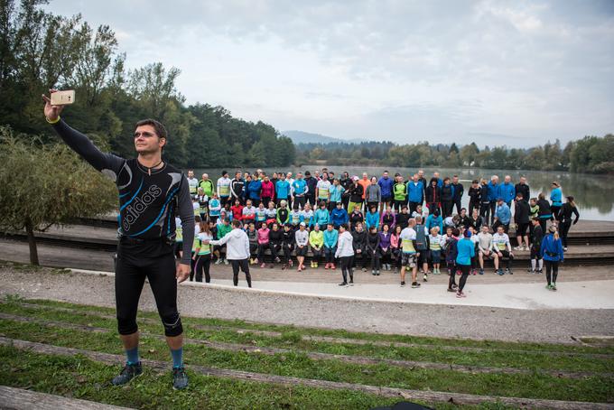 Pred začetkom teka so nekateri trenutek izkoristili za ovekovečenje tekaškega druženja. | Foto: Patricija Belak